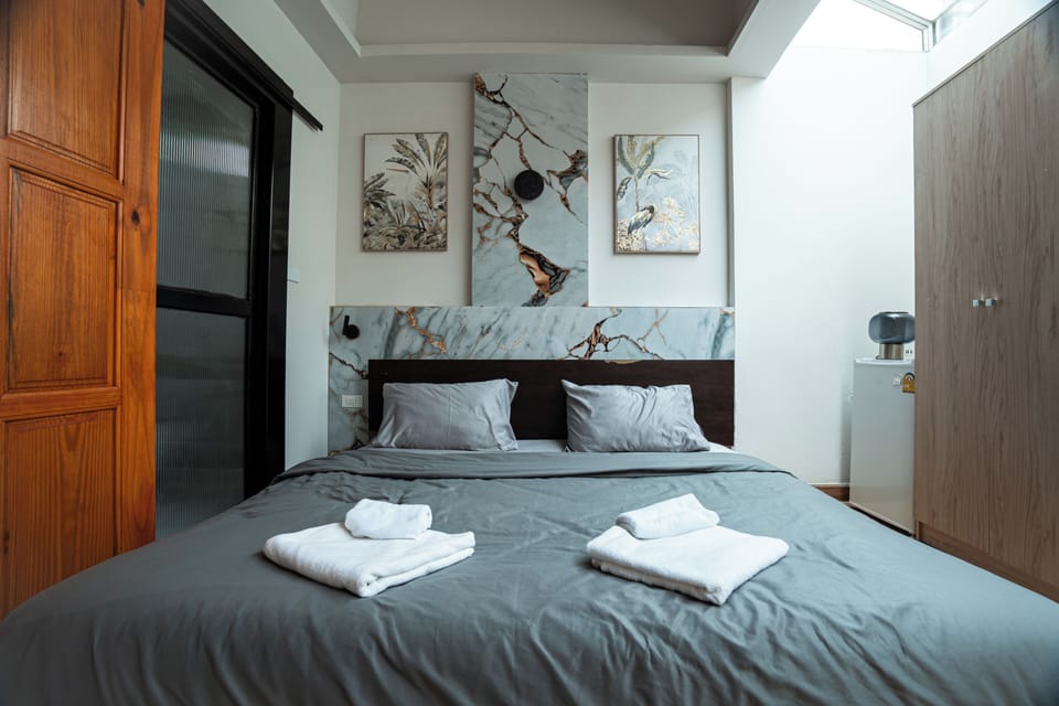Skylight Room Wake Up to the Sky | Free WiFi, bed sheets