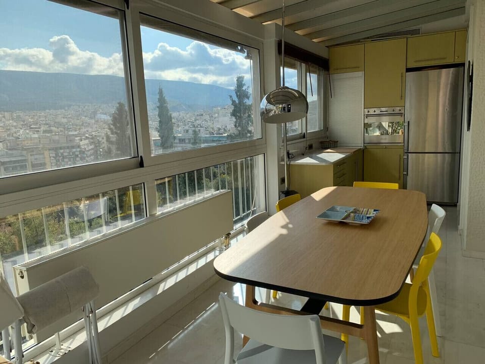 Dining area: Table for 6