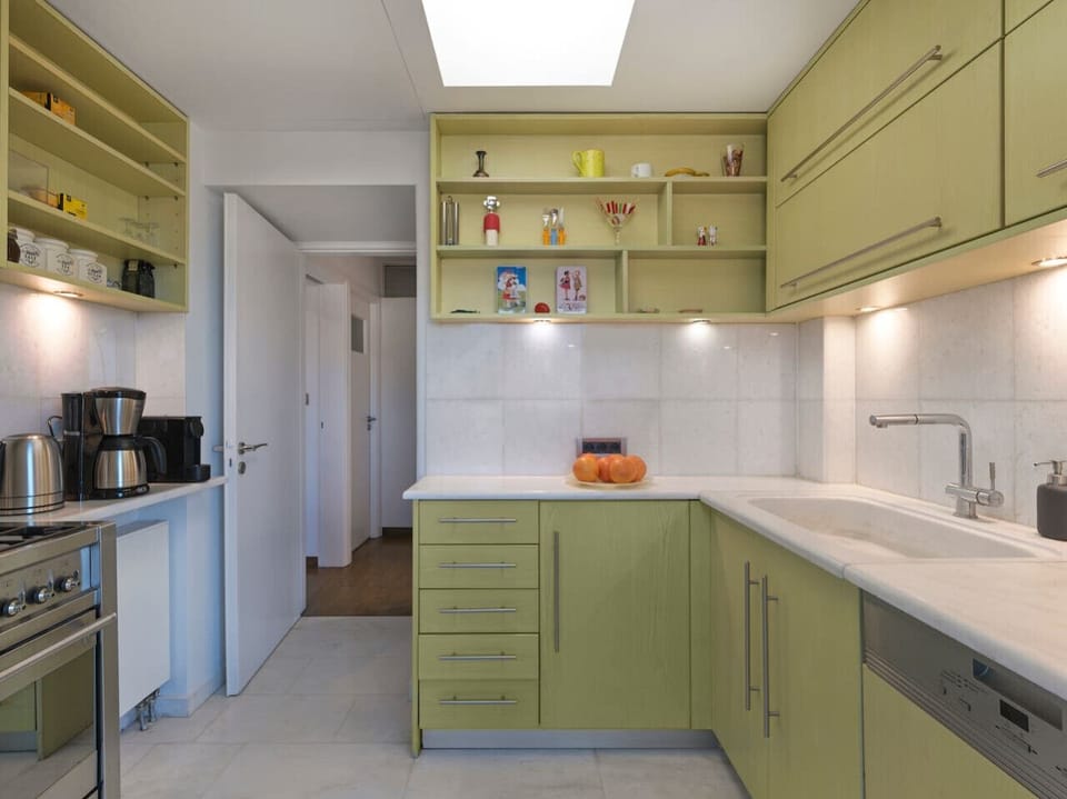 Kitchen: Semi open to the dining area