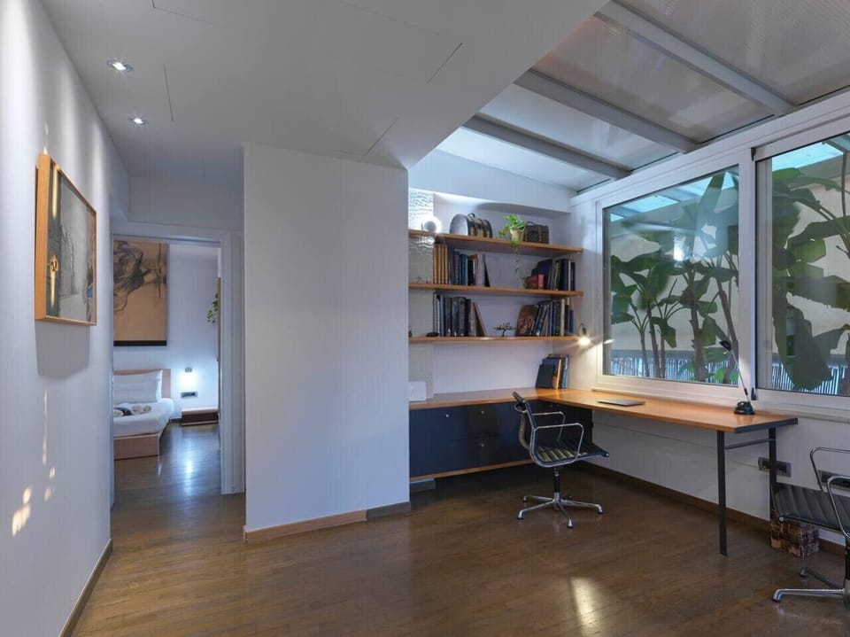 Workspace area: Desk