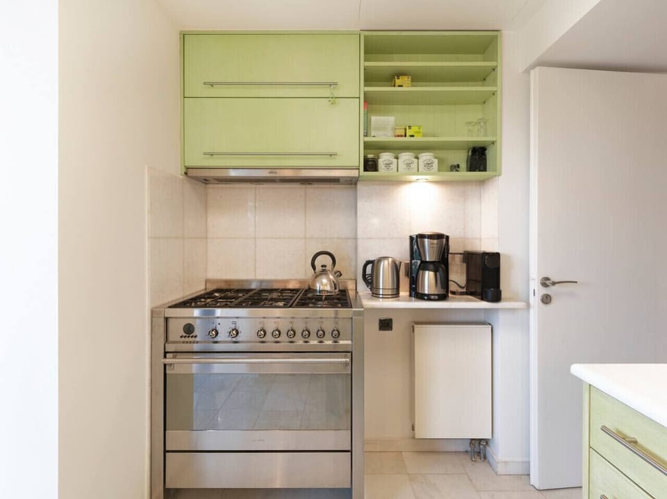 Kitchen: Semi open to the dining area