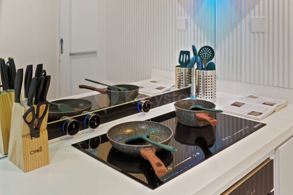 Apartment, 3 Bedrooms, City View | Private kitchen | Full-size fridge, microwave, stovetop, rice cooker