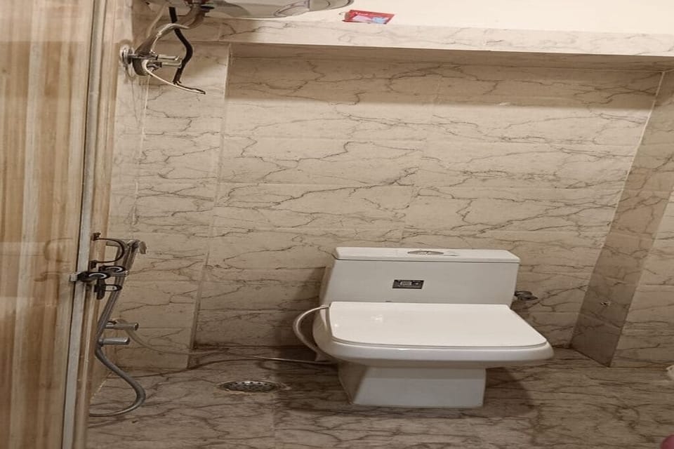 Deluxe Double Room | Bathroom | Shower, soap, shampoo