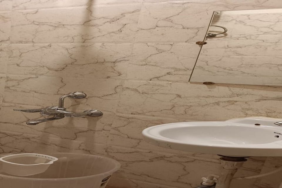 Deluxe Double Room | Bathroom | Shower, soap, shampoo