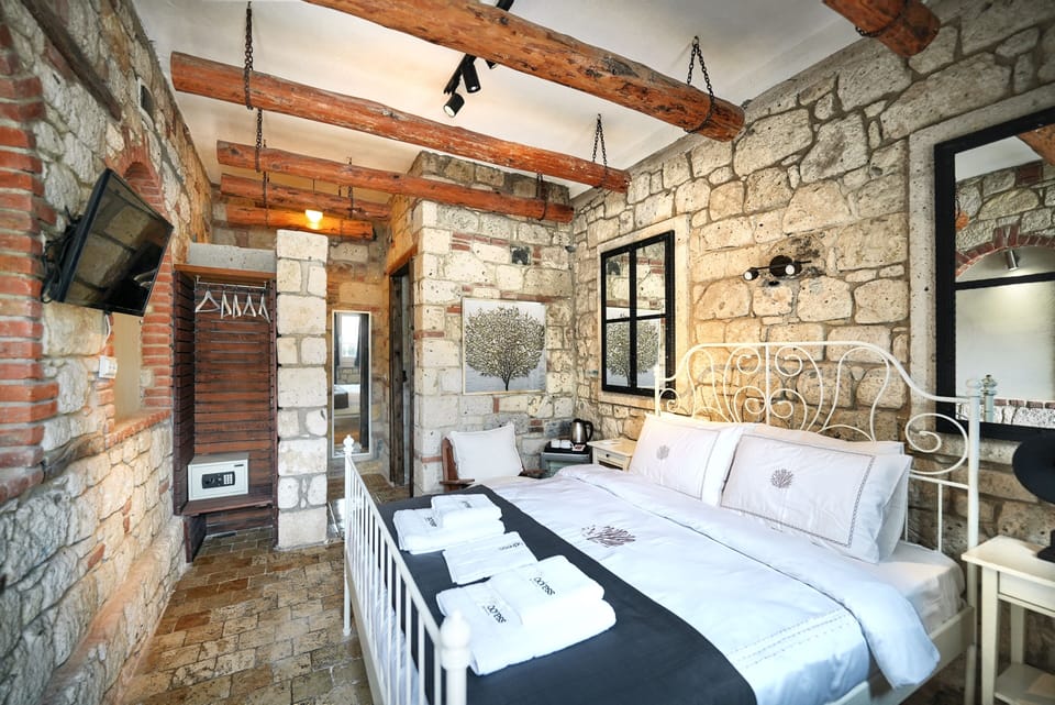 Deluxe Suite, City View | In-room safe, free WiFi
