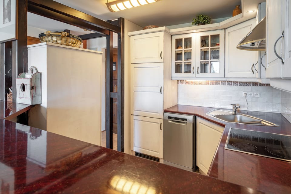 Apartment, Balcony, Mountain View | Private kitchenette | Coffee/tea maker, electric kettle