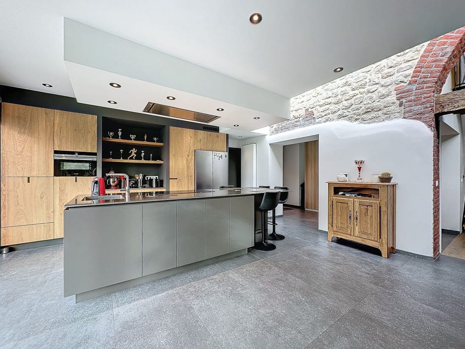 Full-size fridge, microwave, oven, stovetop