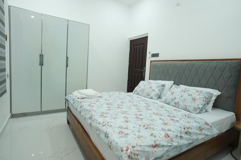 Luxury 2 Bhk Apartment | Soundproofing, free WiFi