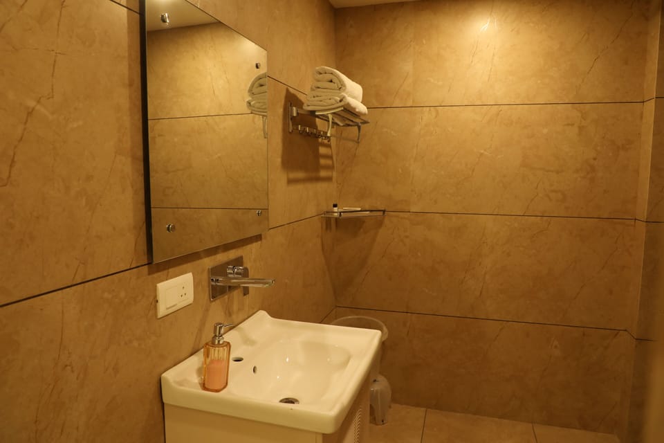 Superior Room, City View | Bathroom | Free toiletries, towels