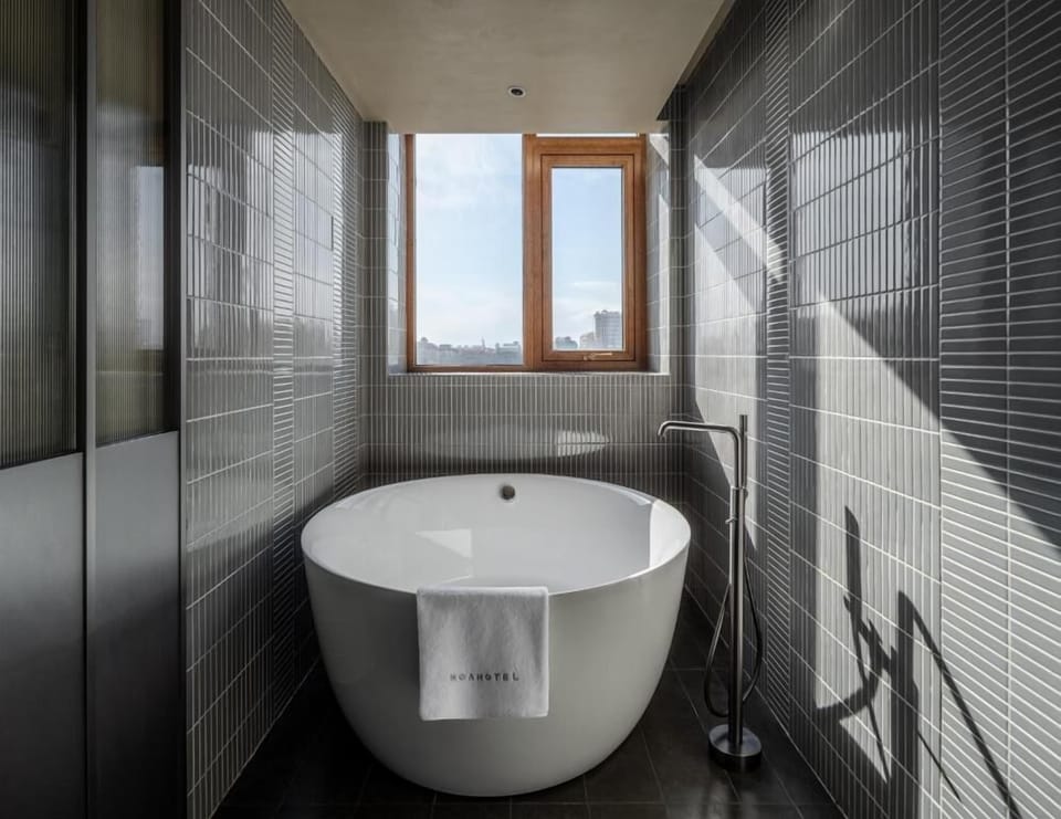 Deluxe Suite, City View | Bathroom | Free toiletries, hair dryer, bathrobes, slippers