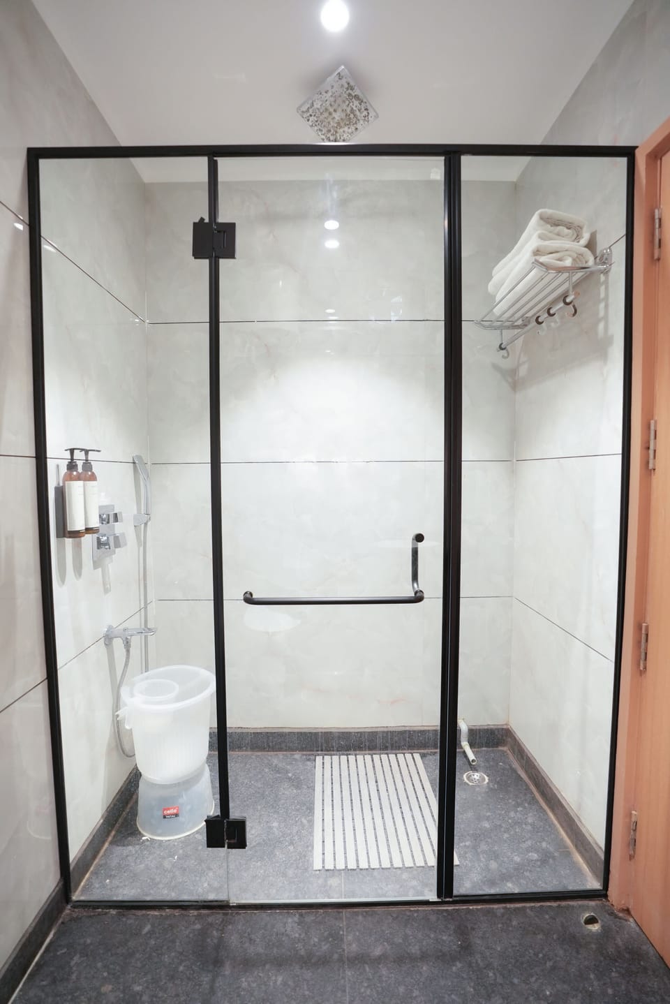 Deluxe Double Room | Bathroom | Shower, bathrobes, slippers, towels