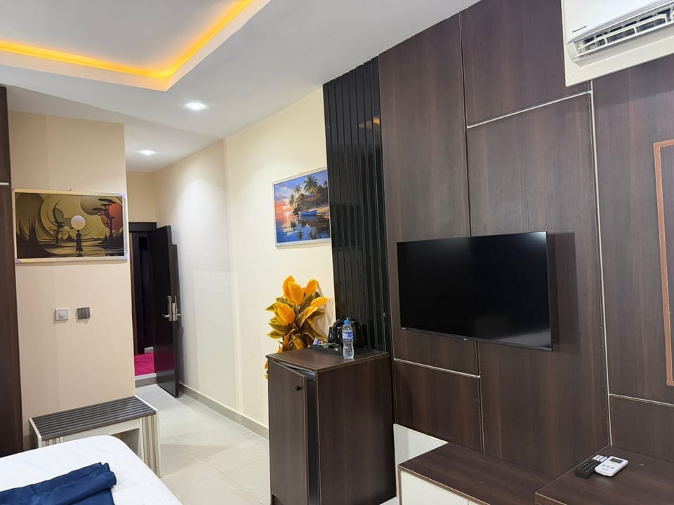 Room, Balcony, Park View | Laptop workspace, free WiFi