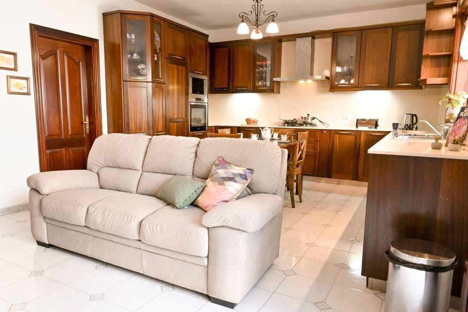 Villa, 5 Bedrooms, City View | Living area