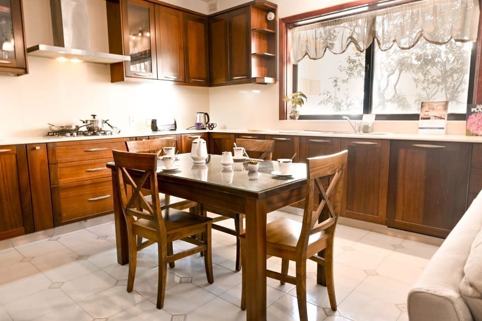 Villa, 5 Bedrooms, City View | Dining