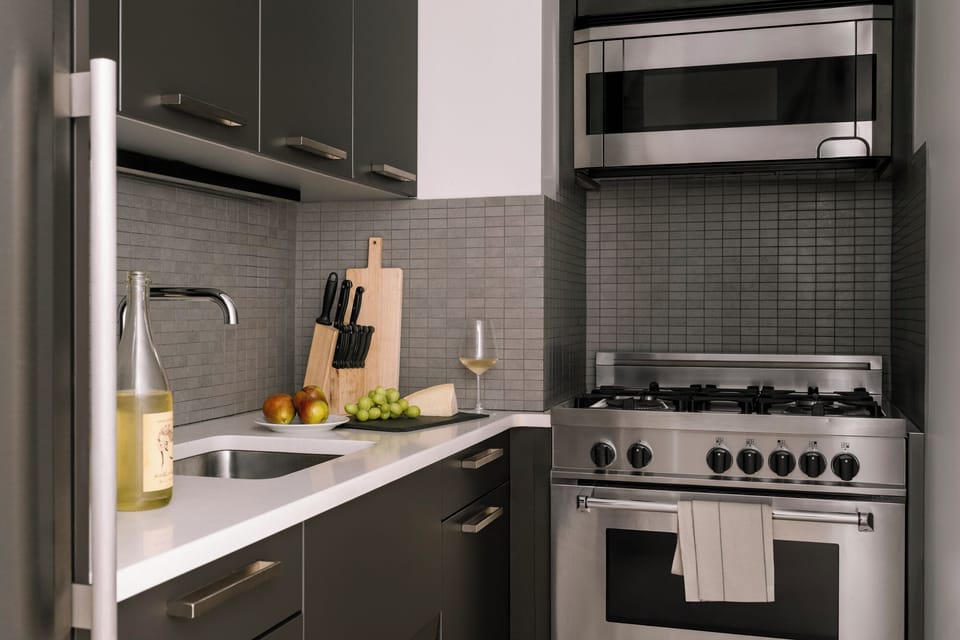 Full-size fridge, microwave, stovetop, dishwasher