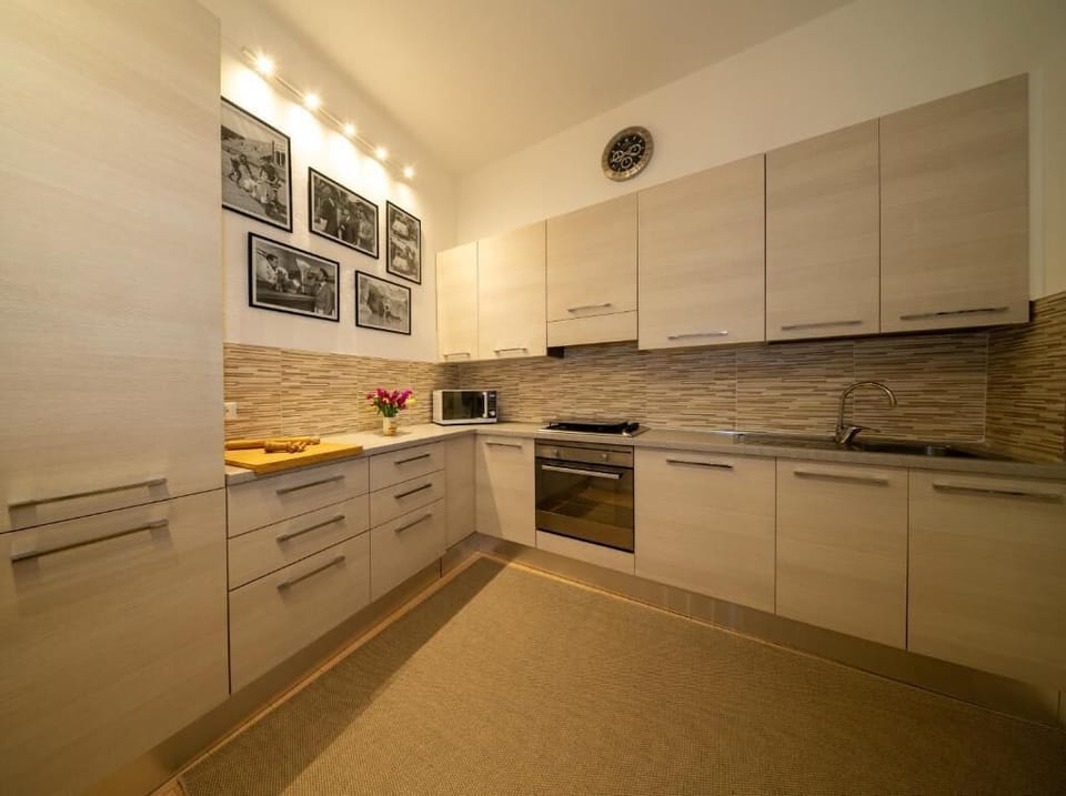 Luxury Apartment, Balcony, City View | Private kitchen | Electric kettle, toaster
