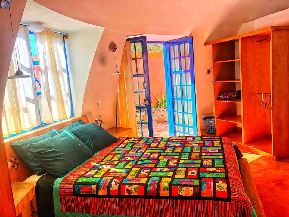Signature Studio Suite, Garden View | Iron/ironing board, free WiFi, bed sheets