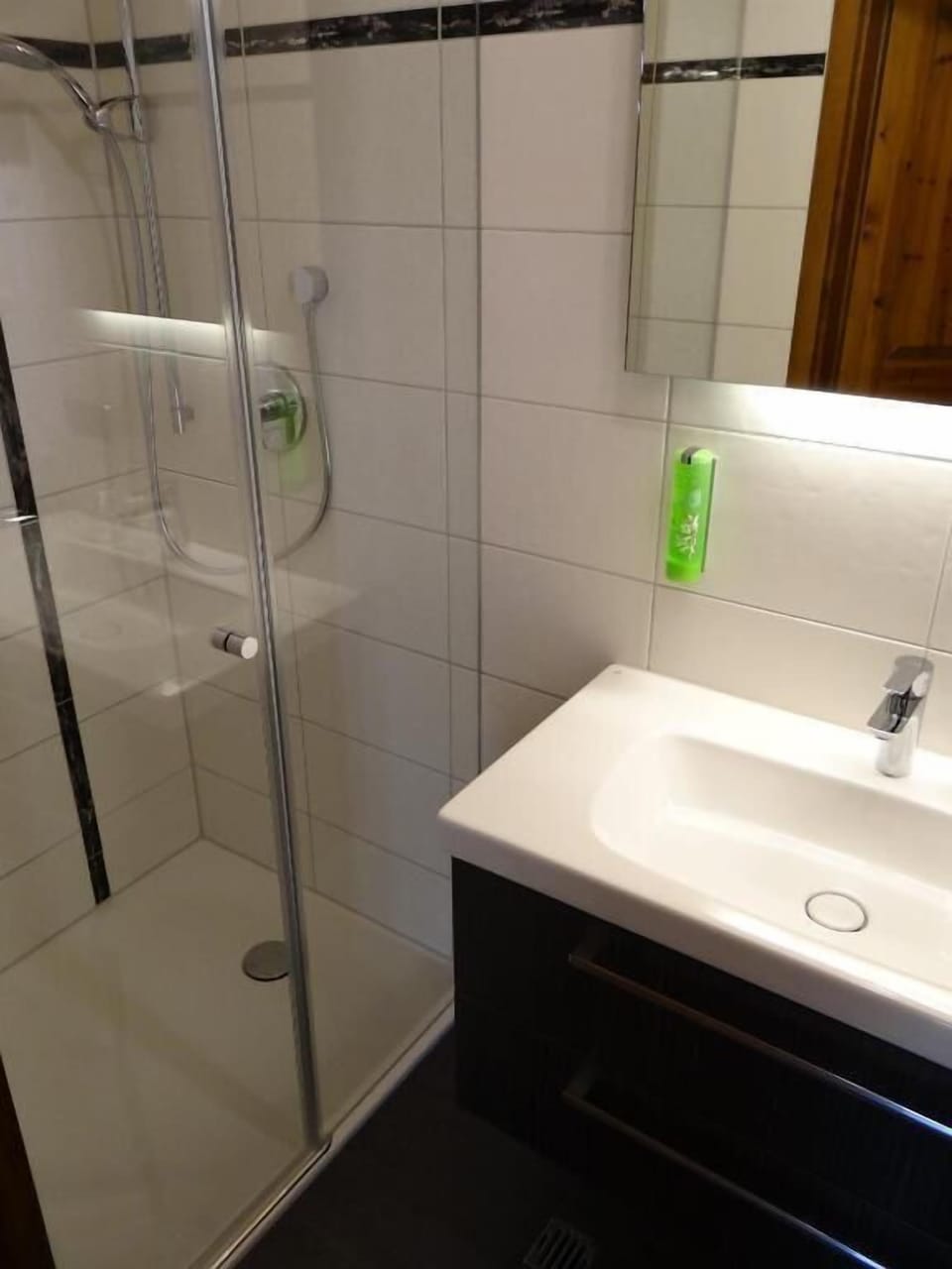 Single Room, Courtyard View | Bathroom | Shower, free toiletries, hair dryer, towels