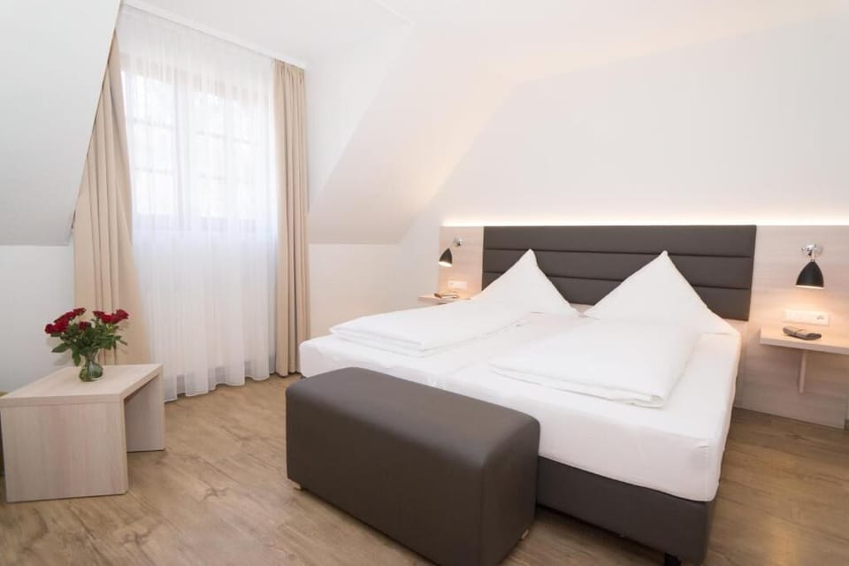 Basic Double Room, Courtyard View | In-room safe, desk, blackout drapes, free WiFi