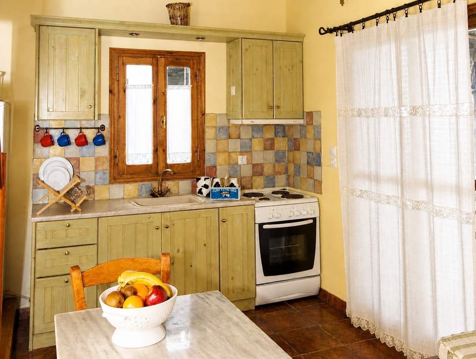 The kitchen is fully equipped for everyday meals, with everything close at hand. Natural light and soft tones make it easy to settle into a relaxed routine, whether preparing breakfast or a simple dinner.