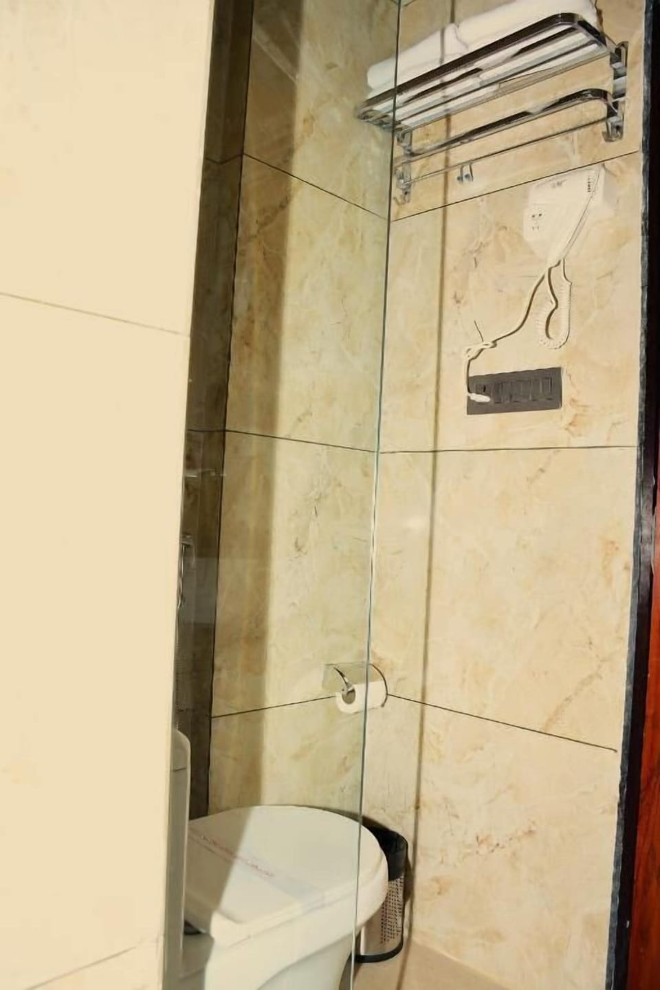 Deluxe Twin Room | Bathroom | Shower, free toiletries, slippers, towels