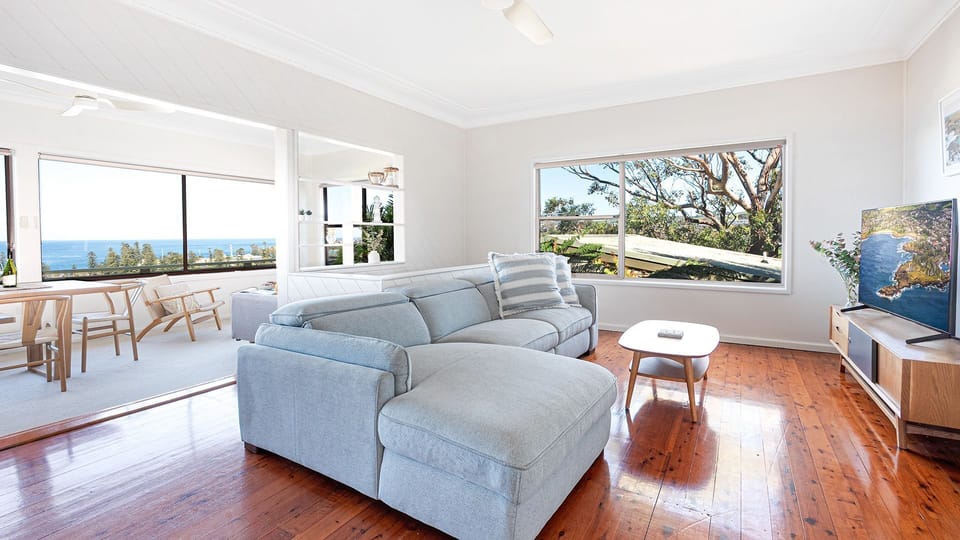 Fliptide House | Open plan living area with dining and sitting nook | Smart TV | Wi-Fi | Ocean views of Kiama Harbour