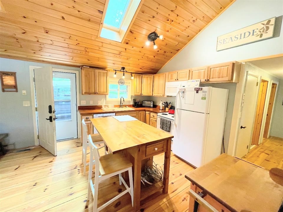 Cottage, 3 Bedrooms | Private kitchen | Fridge, oven, coffee/tea maker, toaster