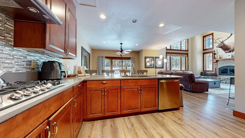 Townhome, 4 Bedrooms | Private kitchen | Fridge, oven, coffee/tea maker, toaster
