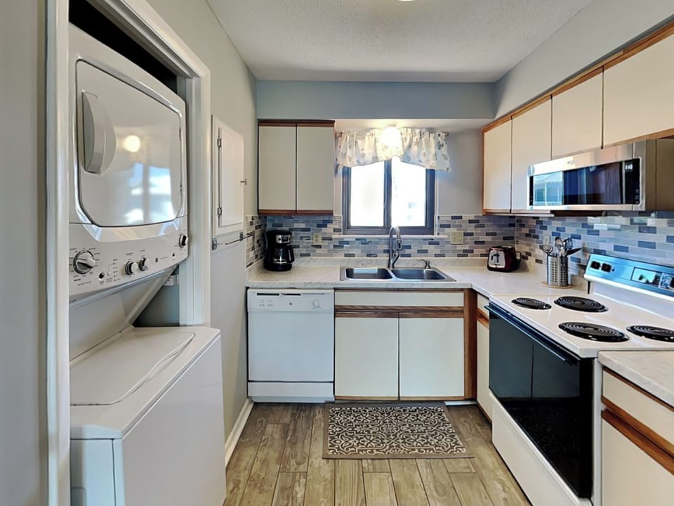 Full Kitchen w. Stacked Washer + Dryer