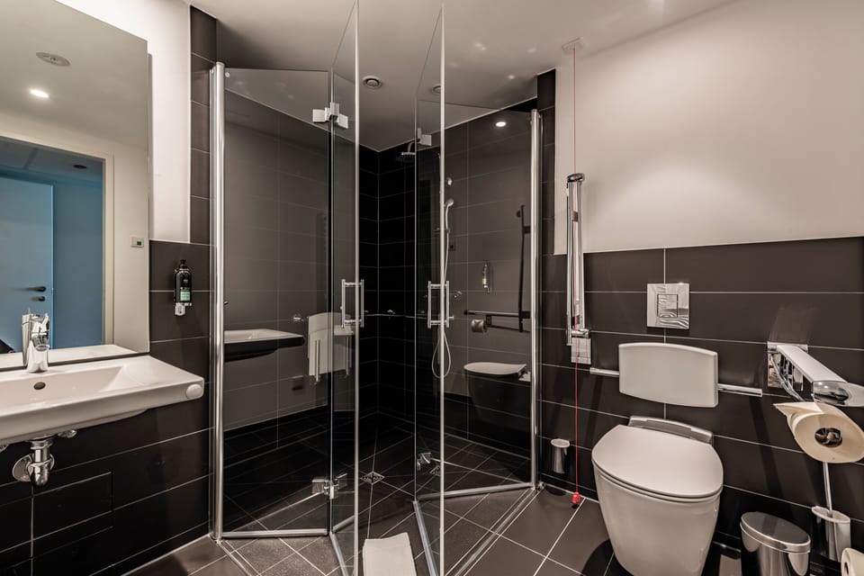 Double Room, Roll-in Shower | Bathroom