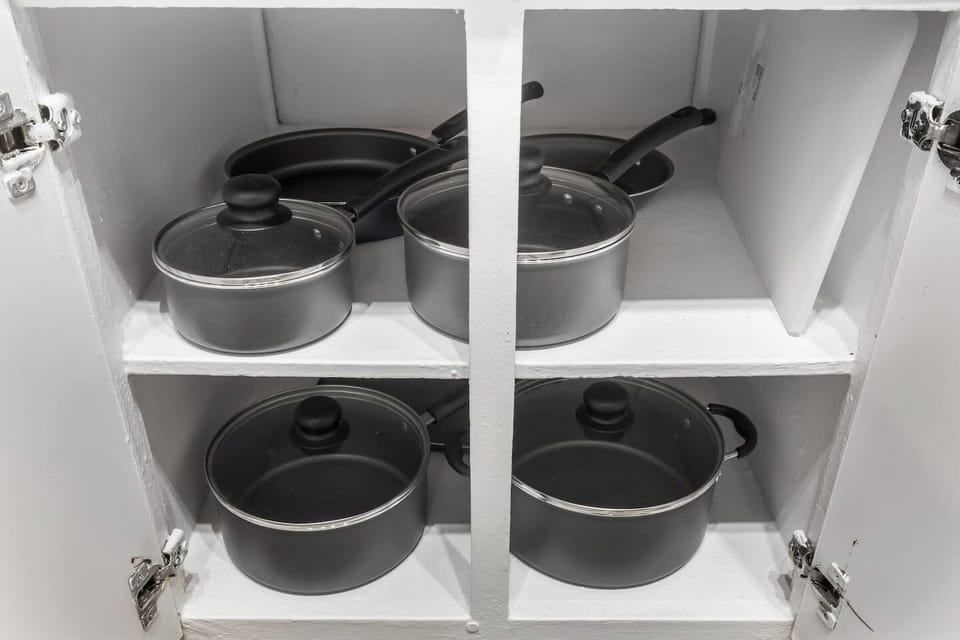 Fully equipped kitchen with modern appliances, perfect for preparing meals during your stay in Arlington. A convenient option for longer stays, game weekends, or concert trips near AT&T Stadium.
