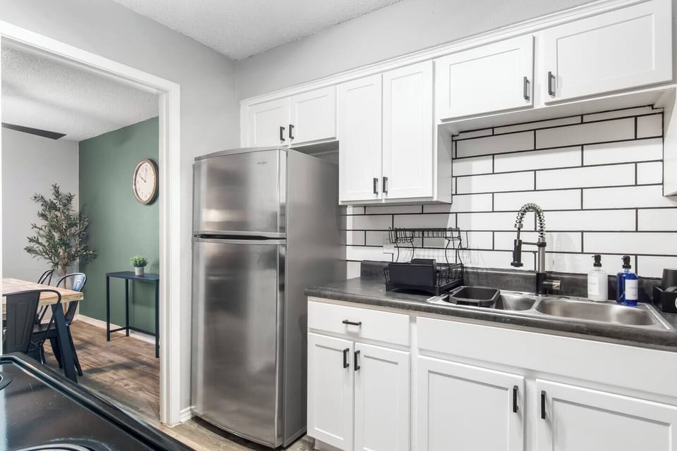 Fully equipped kitchen with modern appliances, perfect for preparing meals during your stay in Arlington. A convenient option for longer stays, game weekends, or concert trips near AT&T Stadium.