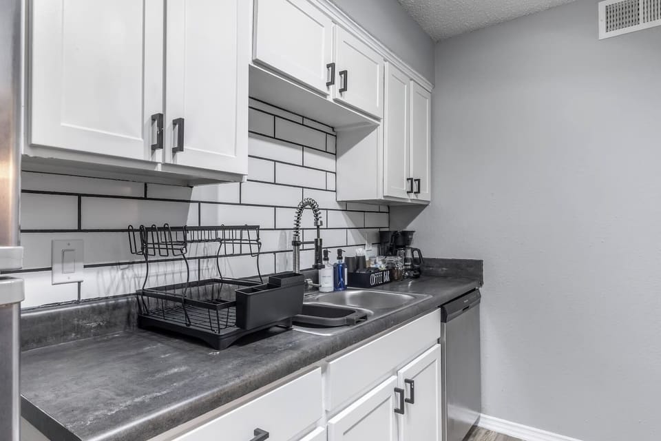 Fully equipped kitchen with modern appliances, perfect for preparing meals during your stay in Arlington. A convenient option for longer stays, game weekends, or concert trips near AT&T Stadium.
