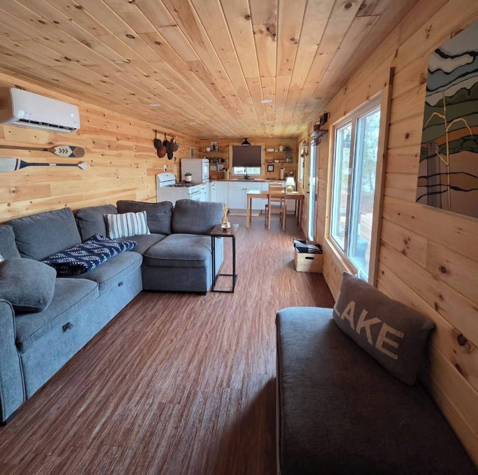 Cabin, 1 Bedroom, Balcony, Lake View | Living area | Books