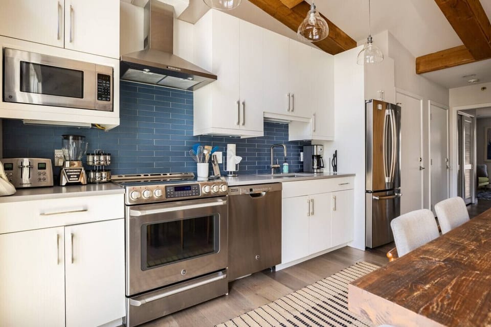 Open concept layout with fully equipped kitchen