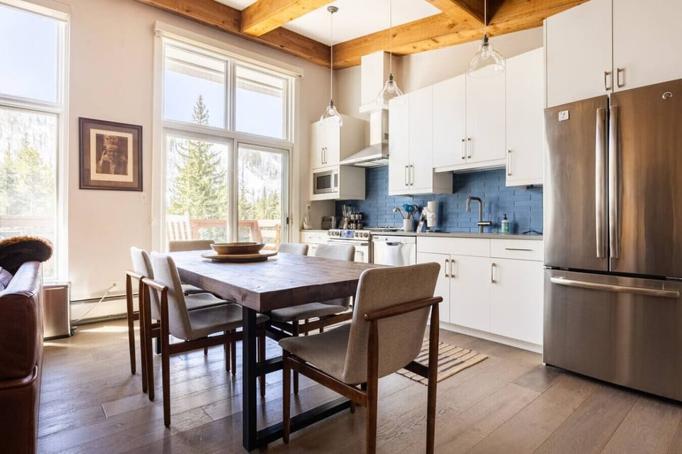 Open concept layout with fully equipped kitchen