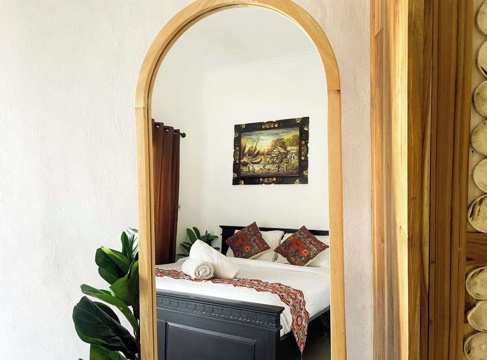 Desk, laptop workspace, iron/ironing board, free WiFi