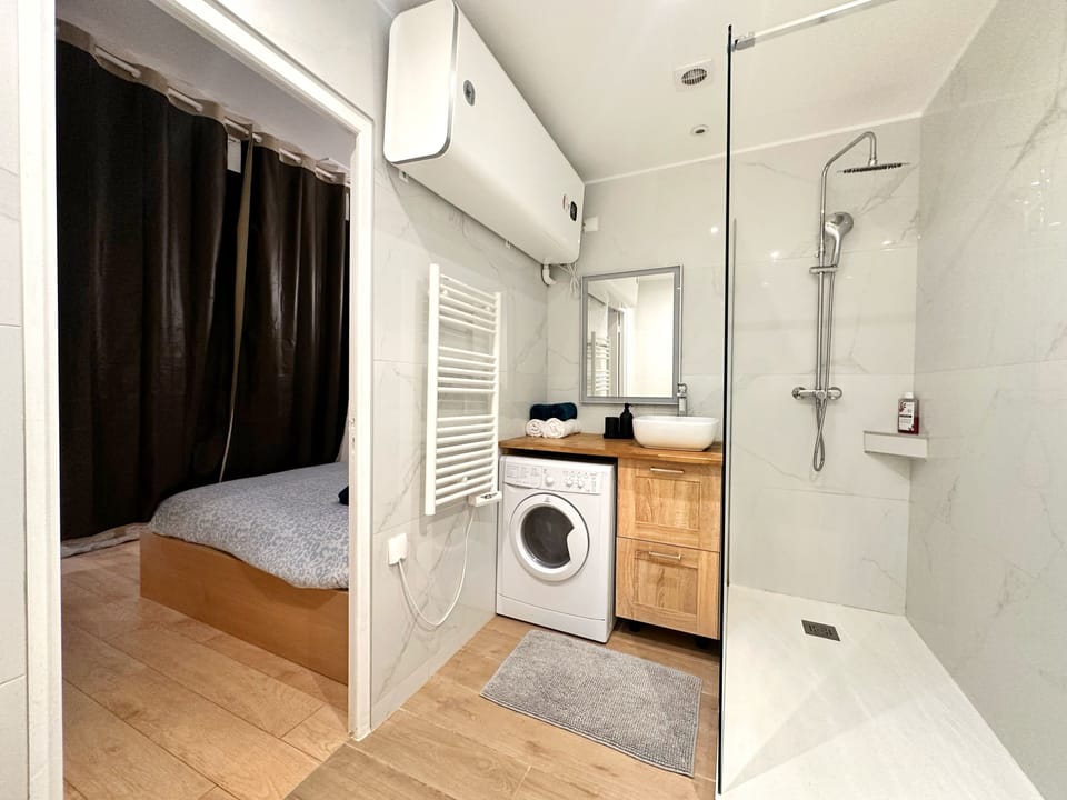 Deluxe Apartment | Bathroom | Shower, free toiletries, towels, soap