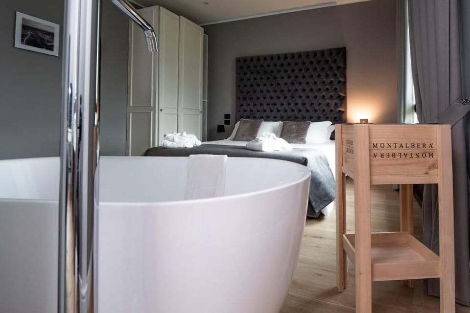 Deluxe Double Room, Vineyard View | Blackout drapes, soundproofing, free WiFi, wheelchair access