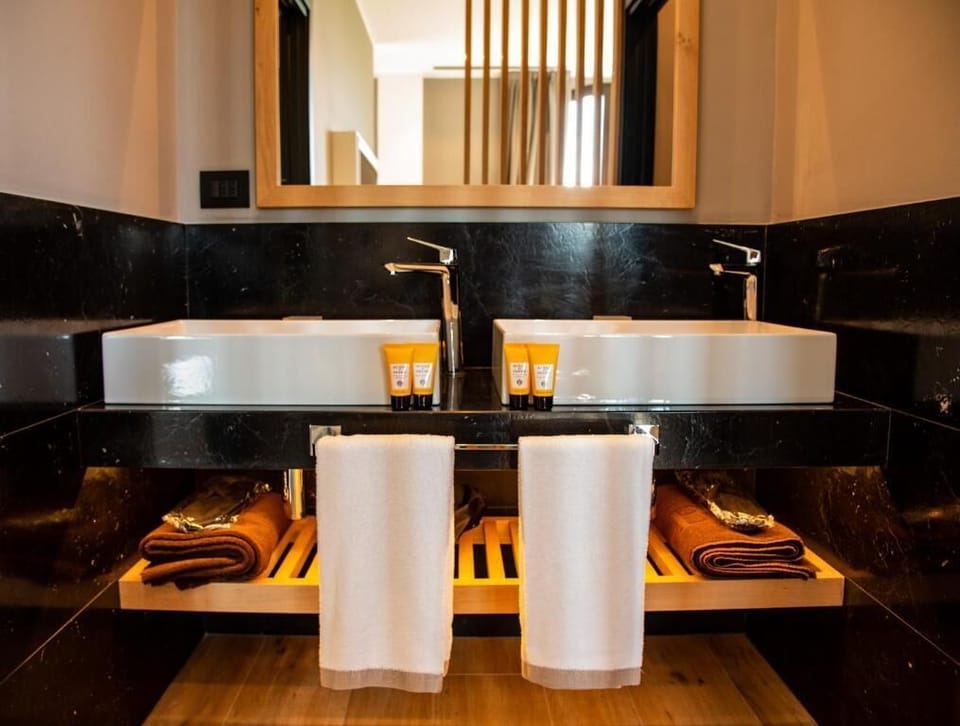 Superior Double Room, Vineyard View | Bathroom | Hair dryer, bathrobes, slippers, bidet