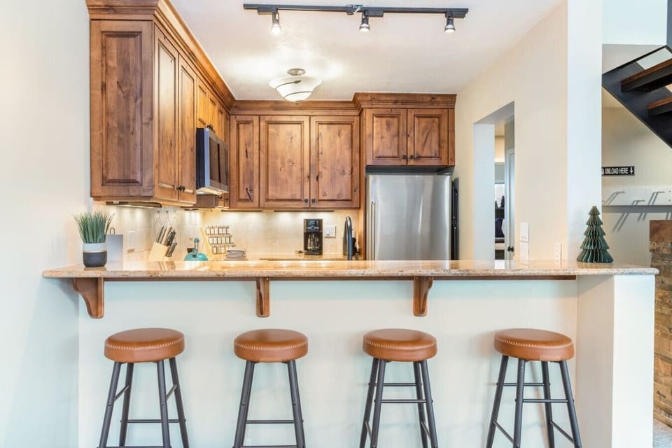 Fully equipped kitchen with bar seating