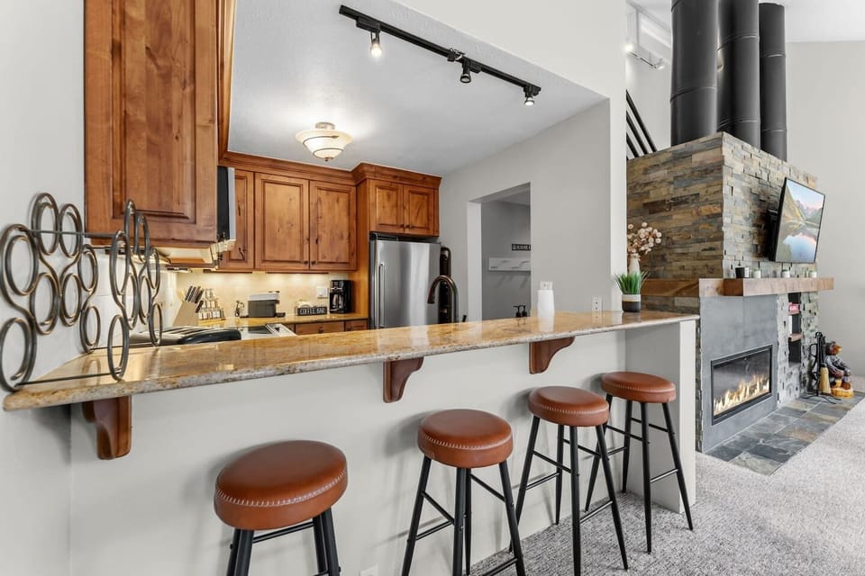 Fully equipped kitchen with bar seating