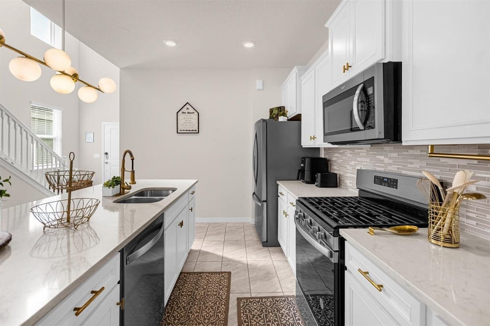 Deluxe Room, Non Smoking, Pets Not Allowed | Shared kitchen | Microwave, stovetop, dishwasher, cookware/dishes/utensils