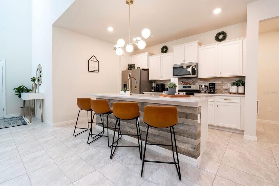 Deluxe Room, Non Smoking, Pets Not Allowed | Private kitchen | Microwave, stovetop, dishwasher, cookware/dishes/utensils