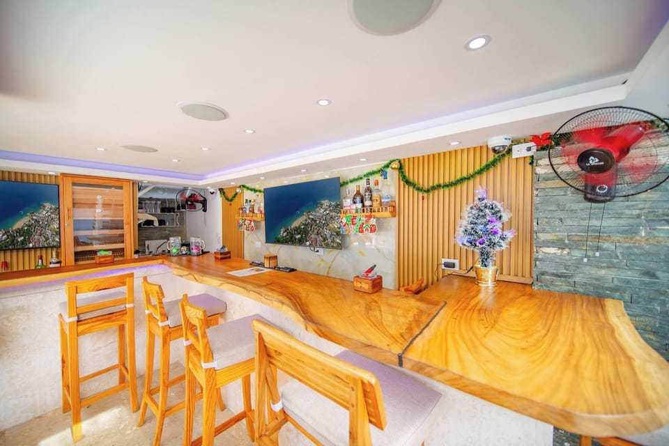 Apartment, 2 Bedrooms | Bar (on property)