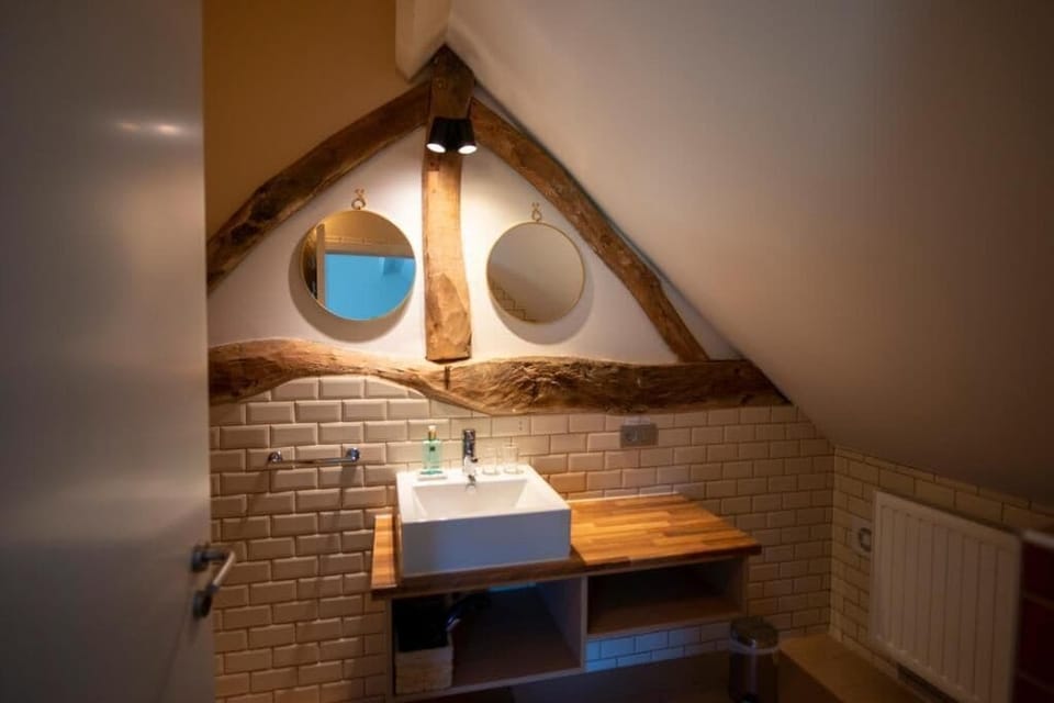 Deluxe Suite, Garden View | Bathroom | Free toiletries, hair dryer, towels, soap