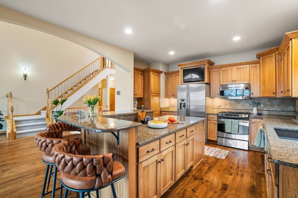 Split level island with 5 barstools