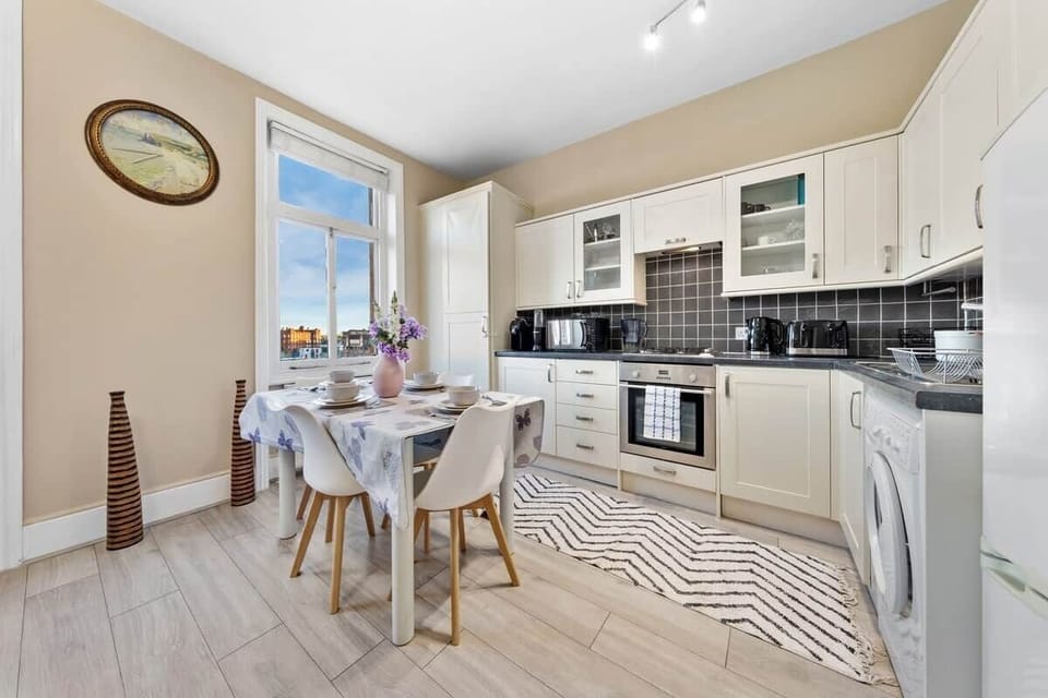 Fully equipped modern kitchen with dining area, ideal for relaxed meals in.