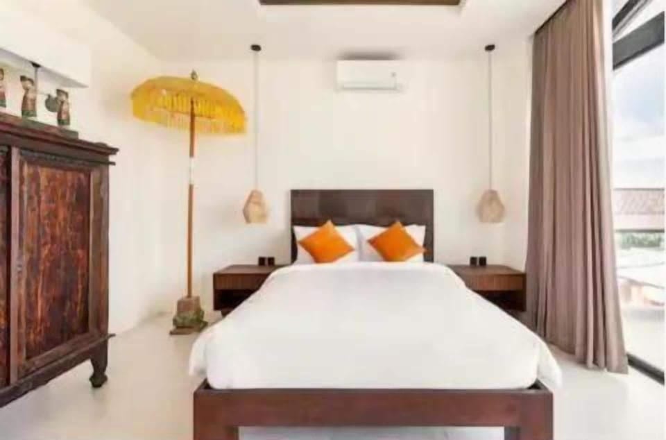 In-room safe, laptop workspace, iron/ironing board, free WiFi