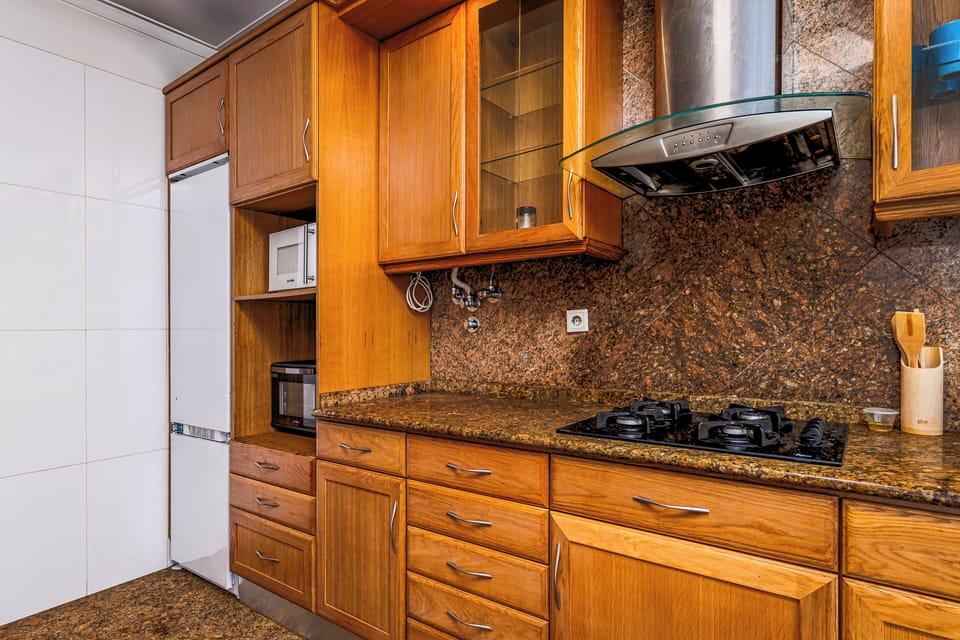 Suite | Private kitchen | Full-size fridge, microwave, stovetop, cookware/dishes/utensils